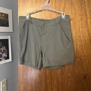 Women’s size 8. Stretchy material. Extremely comfy.